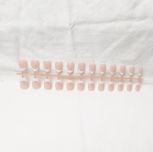 24 Pieces Fake Press On Nails - Picture 4 of 5